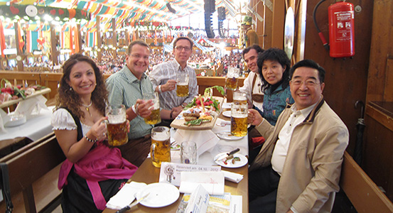 2012年10月集團(tuán)總裁程清豐走訪BSH，在啤酒節(jié)狂歡夜上與客戶合影留念